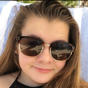 Meet your Posher, Lola